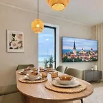 Διαμέρισμα Luxury Waterfront With Sea Views, Sunset Terraces And Free Parking, One With A Huum Sauna, The Other With A Bathtub