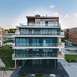 Luxury Waterfront With Sea Views, Sunset Terraces And Free Parking, One With A Huum Sauna, The Other With A Bathtub Appartamento
