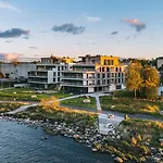 Luxury Waterfront With Sea Views, Sunset Terraces And Free Parking, One With A Huum Sauna, The Other With A Bathtub Διαμέρισμα *