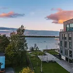 Luxury Waterfront With Sea Views, Sunset Terraces And Free Parking, One With A Huum Sauna, The Other With A Bathtub Appartamento Reval