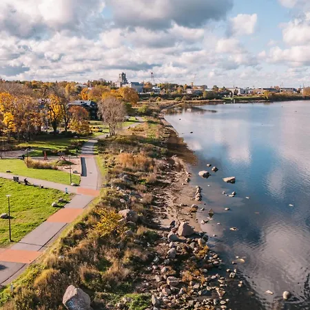 Luxury Waterfront With Sea Views, Sunset Terraces And Free Parking, One With A Huum Sauna, The Other With A Bathtub Апартаменти