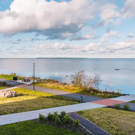 Апартаменти Luxury Waterfront With Sea Views, Sunset Terraces And Free Parking, One With A Huum Sauna, The Other With A Bathtub *
