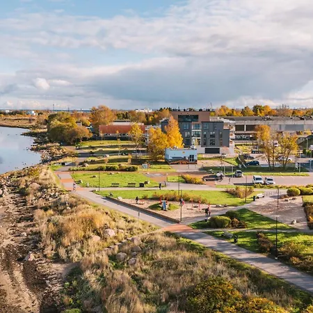Luxury Waterfront With Sea Views, Sunset Terraces And Free Parking, One With A Huum Sauna, The Other With A Bathtub Апартаменти *