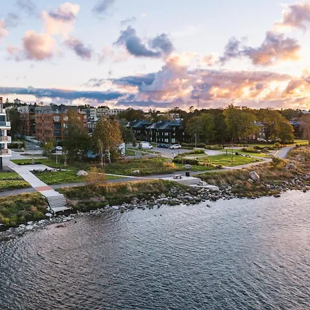 Luxury Waterfront With Sea Views, Sunset Terraces And Free Parking, One With A Huum Sauna, The Other With A Bathtub Апартаменти