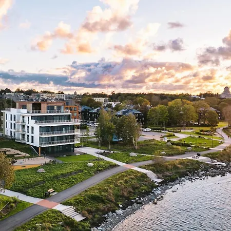 Luxury Waterfront With Sea Views, Sunset Terraces And Free Parking, One With A Huum Sauna, The Other With A Bathtub