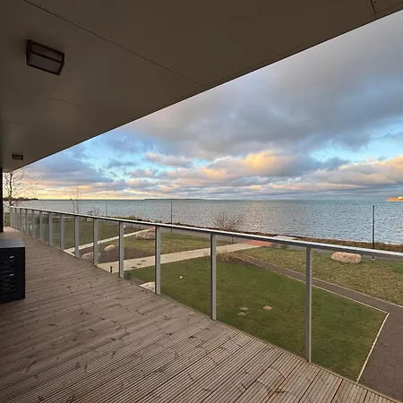 Luxury Waterfront With Sea Views, Sunset Terraces And Free Parking, One With A Huum Sauna, The Other With A Bathtub Apartment *