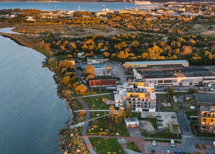 Apartment Luxury Waterfront With Sea Views, Sunset Terraces And Free Parking, One With A Huum Sauna, The Other With A Bathtub *