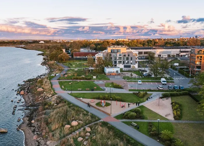 Luxury Waterfront With Sea Views, Sunset Terraces And Free Parking, One With A Huum Sauna, The Other With A Bathtub