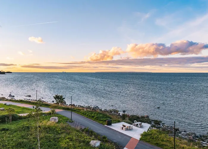 Luxury Waterfront With Sea Views, Sunset Terraces And Free Parking, One With A Huum Sauna, The Other With A Bathtub