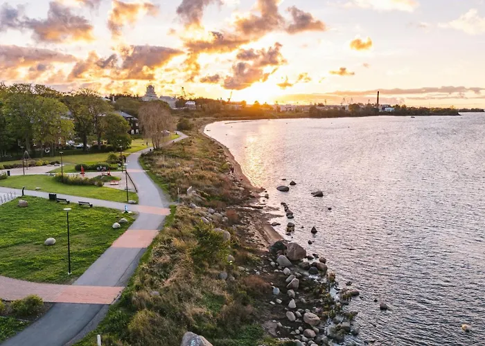 Apartment Luxury Waterfront With Sea Views, Sunset Terraces And Free Parking, One With A Huum Sauna, The Other With A Bathtub