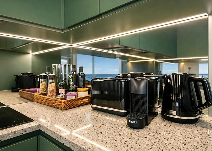 Luxury Waterfront With Sea Views, Sunset Terraces And Free Parking, One With A Huum Sauna, The Other With A Bathtub Appartement *