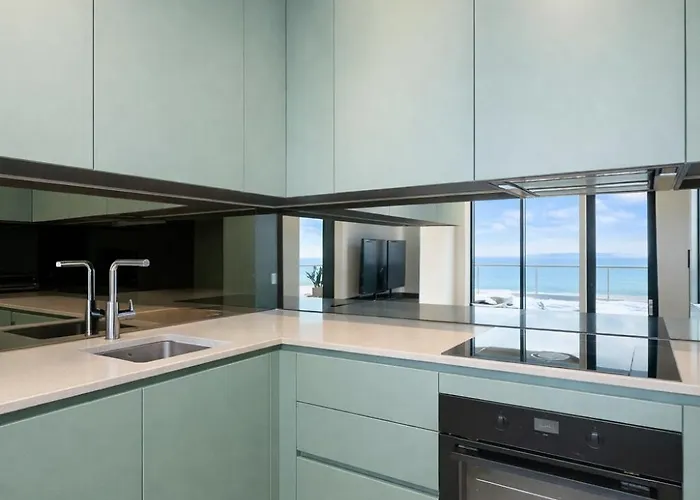 Luxury Waterfront With Sea Views, Sunset Terraces And Free Parking, One With A Huum Sauna, The Other With A Bathtub Apartment