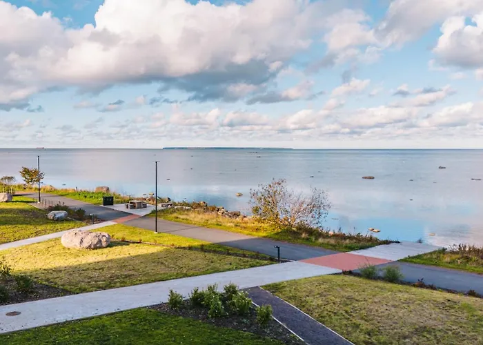 Apartment Luxury Waterfront With Sea Views, Sunset Terraces And Free Parking, One With A Huum Sauna, The Other With A Bathtub *