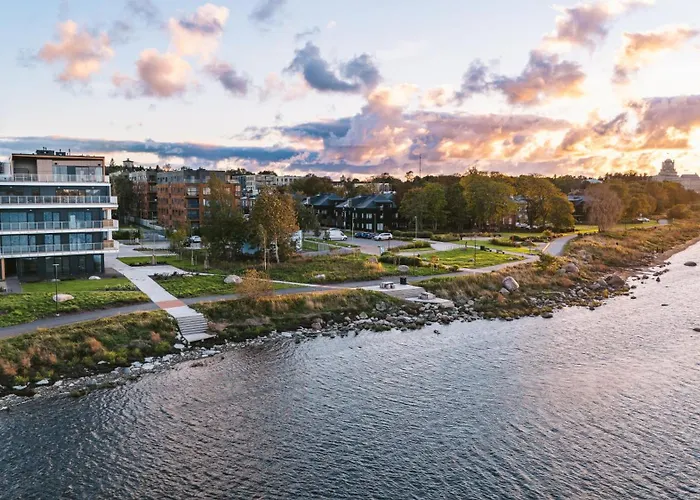 Luxury Waterfront With Sea Views, Sunset Terraces And Free Parking, One With A Huum Sauna, The Other With A Bathtub Appartement