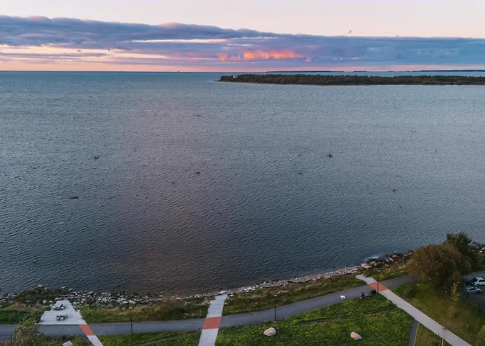 Luxury Waterfront With Sea Views, Sunset Terraces And Free Parking, One With A Huum Sauna, The Other With A Bathtub