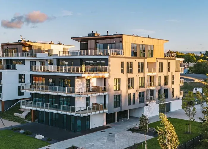 Luxury Waterfront With Sea Views, Sunset Terraces And Free Parking, One With A Huum Sauna, The Other With A Bathtub Apartment *