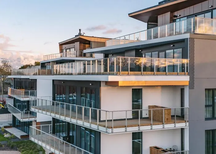 Apartment Luxury Waterfront With Sea Views, Sunset Terraces And Free Parking, One With A Huum Sauna, The Other With A Bathtub