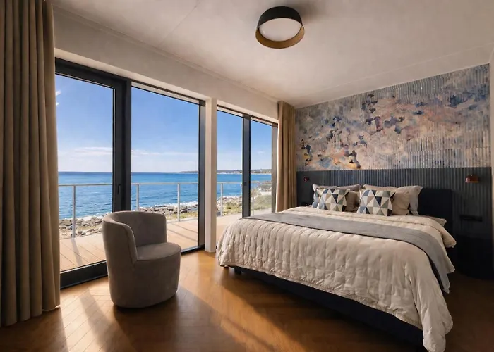 Apartment Luxury Waterfront With Sea Views, Sunset Terraces And Free Parking, One With A Huum Sauna, The Other With A Bathtub