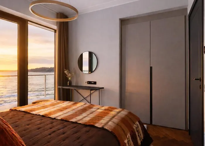 Appartement Luxury Waterfront With Sea Views, Sunset Terraces And Free Parking, One With A Huum Sauna, The Other With A Bathtub