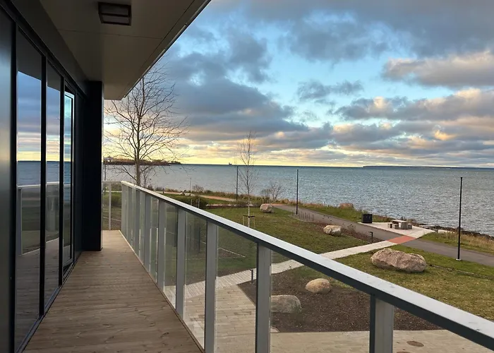 Apartment Luxury Waterfront With Sea Views, Sunset Terraces And Free Parking, One With A Huum Sauna, The Other With A Bathtub