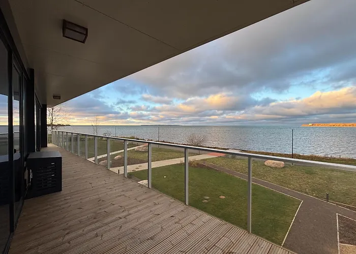 Luxury Waterfront With Sea Views, Sunset Terraces And Free Parking, One With A Huum Sauna, The Other With A Bathtub Apartment *