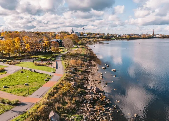 Luxury Waterfront With Sea Views, Sunset Terraces And Free Parking, One With A Huum Sauna, The Other With A Bathtub Lejlighed