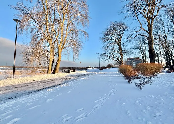 Luxury Waterfront With Sea Views, Sunset Terraces And Free Parking, One With A Huum Sauna, The Other With A Bathtub Lejlighed